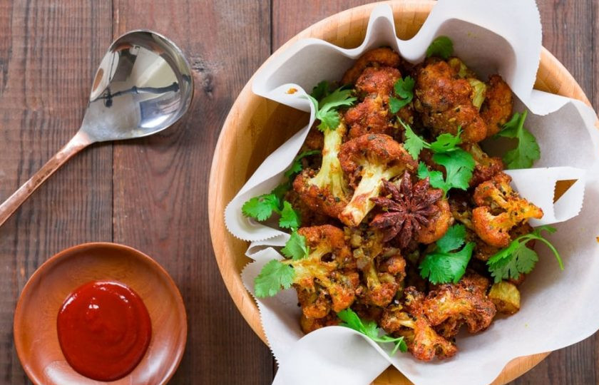 1. Этап. Вкусная цветная капуста во фритюре: 6. Выложите в тарелку капусту, посыпьте ее содержимым сковороды и подавайте к столу.