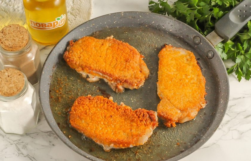 1. Этап. Мясо с авокадо на сковороде: Прогрейте 40 мл. растительного масла на сковороде и обжарьте в нем на умеренном нагреве ломтики мяса с двух сторон до румяности. На это уйдет примерно по 3-4 минуты с каждой стороны.