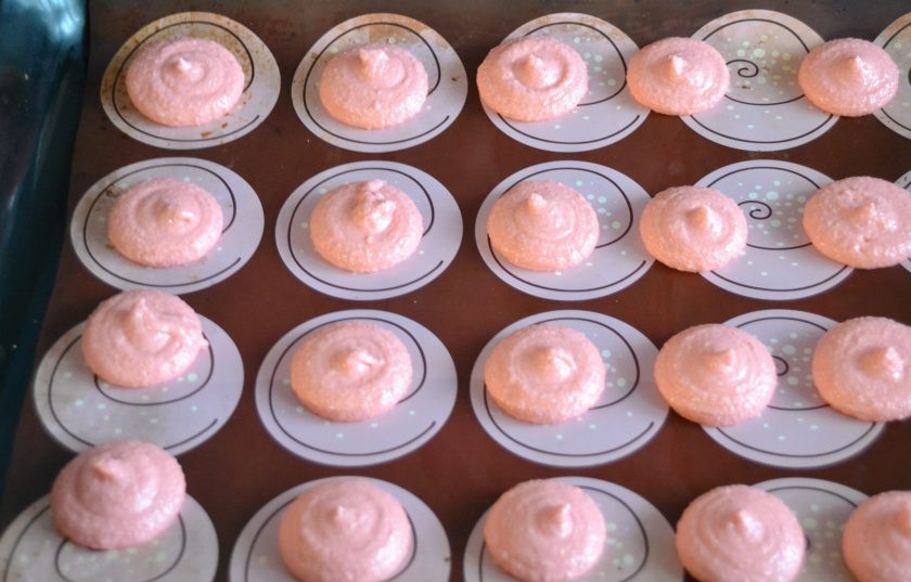 1. Этап. Макаронс на итальянской меренге: Если нет специального силиконового коврика, можно отсадить на обычный силиконовый коврик на расстоянии друг от друга. Постучите противнем по столу, чтобы избиваться от воздуха в макаронс, если он остался. 