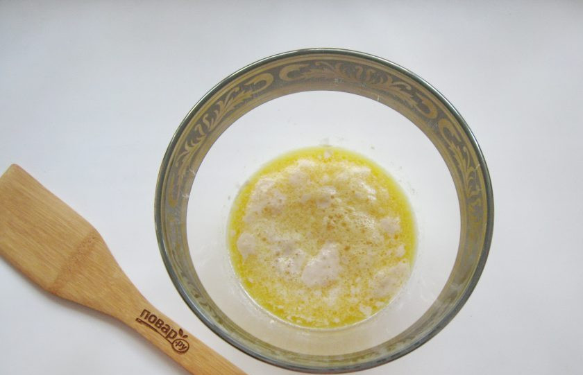 1. Этап. Пирожки Минутка из чудо-теста: Дайте постоять 10-15 минут, пока дрожжи не вспенятся.