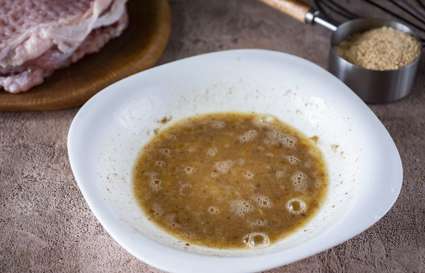 1. Этап. Котлеты отбивные из свинины: Активно перемешайте венчиком эти ингредиенты до получения однородной смеси.