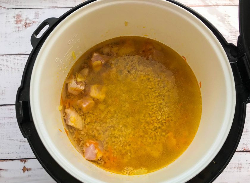 1. Этап. Перловка с индейкой в мультиварке: В чашу мультиварки вылейте 2,5 стакана горячей воды и включите режим 