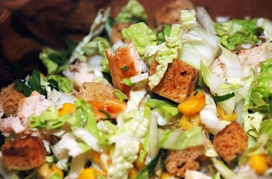 1. Этап. Салат из пекинской капусты без майонеза: 6. Посолите и поперчите салат по вкусу, добавьте по желанию сушеные травы (базилик, орегано). Заправьте маслом и бальзамическим уксусом. Перемешайте и подавайте к столу.