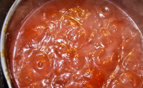 1. Этап. Баранья корейка: В небольшой кастрюле смешайте томатное пюре, мед и измельченный чеснок. Перемешиваем все до однородности и отправляем на медленный огонь.