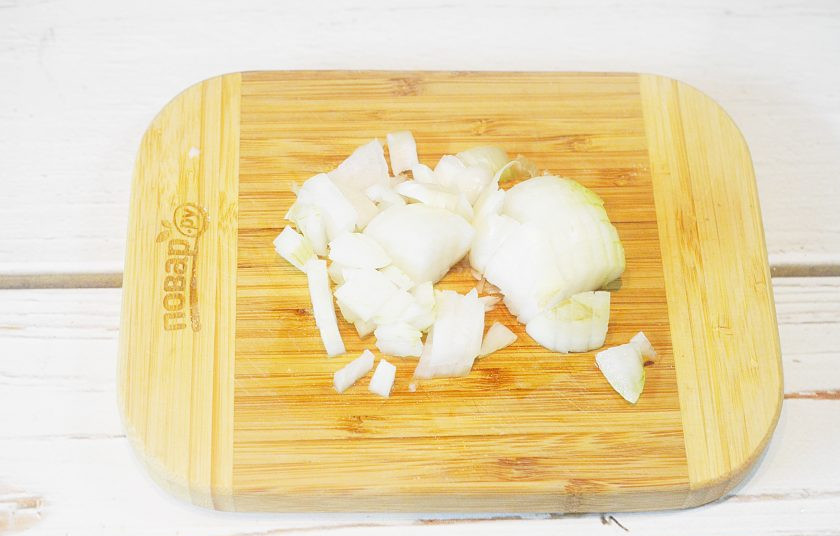 1. Этап. Свиные отбивные с шалфеем: 3. Лук нарежьте кубиком.