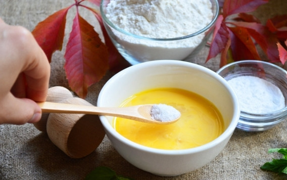 1. Этап. Хворост классический: 1. Чтобы хворост классический получился хрустящим, нужно соблюдать все рекомендации и следовать пошаговому рецепту. Для начала нужно взбить яйца и добавить к ним соль.