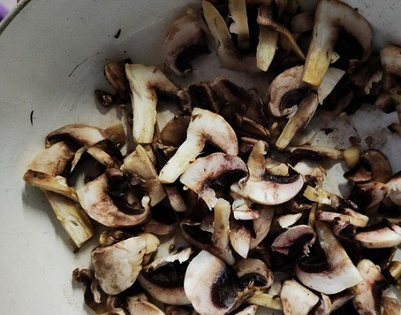 1. Этап. Мясной рулет с грибами: Грибы порезать, обжарить на сковороде на достаточно сильном огне до испарения жидкости. Посолить.