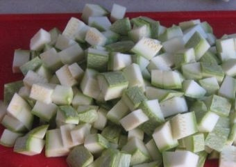 1. Этап. Овощи с грибами в горшочках: 3. Далее удаляем из кабачка семена и нарезаем его кубиками.