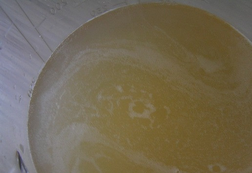 1. Этап. Креветки в шампанском: Шампанское нагрейте до полного растворения желатина, добавьте креветочный бульон, сахар, перемешайте, досолите по вкусу, перемешайте.