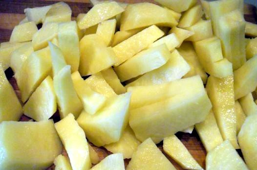 1. Этап. Рассольник с курицей в мультиварке: Затем нарезаем картофель на небольшие кусочки.