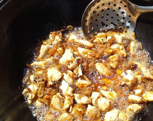 1. Этап. Плов из индоутки: Чтобы приготовить зирвак, казан разогреваем на плите, расстапливаем жир, кладём мясо индоутки и обжариваем до образования румяной корочки со всех сторон.