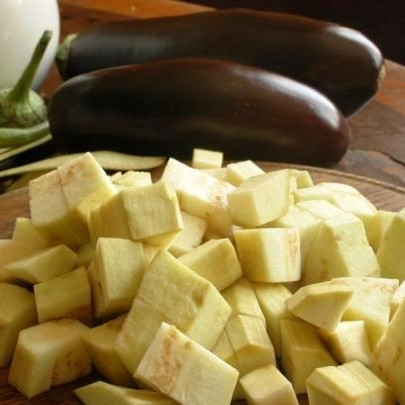 1. Этап. Баклажаны с шампиньонами: Баклажаны промываем, очищаем от шкурки. Мякоть баклажанов нарезаем кубиками стороной примерно в 2 см.