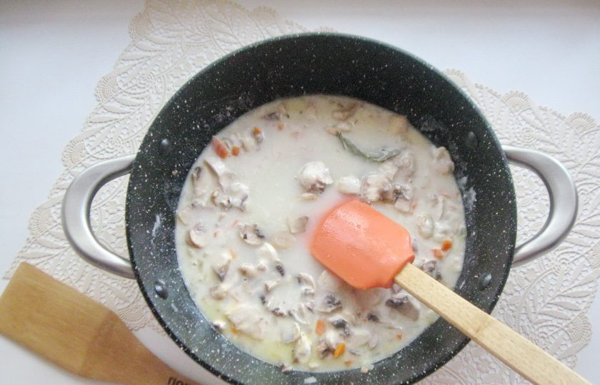 1. Этап. Гречаники с грибным соусом: Налейте 250-300 мл. воды или мясного бульона, перемешайте соус. Посолите по вкусу.