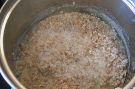 1. Этап. Гречневые зразы с творогом: 2. В кастрюлю наливаем молоко и доводим до кипения, затем добавляем сливочного масла и всыпаем гречневую крупу. Варим, пока не будет полностью готова гречка.