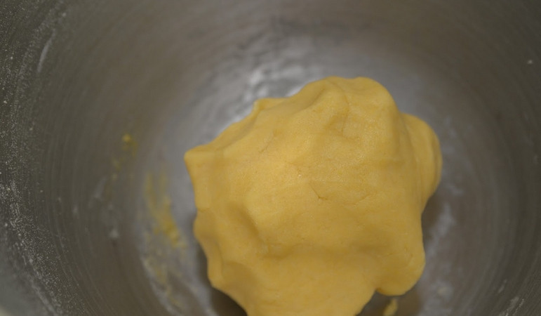 1. Этап. Тарталетки в духовке с начинкой: Перемешиваем тесто до однородности.