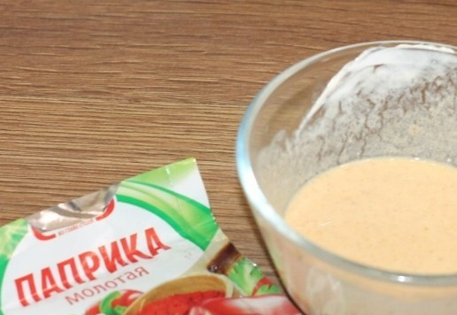 1. Этап. Блинные корзиночки с начинкой из тунца: 13. Приготовим заливку. Смешиваем паприку со сметаной (2-3 ст. л.) и 1 яйцом. Добавляем специи и взбиваем венчиком.