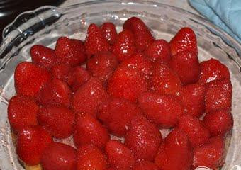 1. Этап. Клубничная губка: 6. Выложить бисквитный корж в глубокое блюдо (тарелка не годится из-за обилия сока), украсить готовой клубникой.