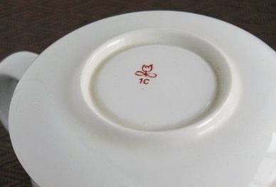 1. Этап. Сухарница: Посолите и залейте кипятком. Накройте тарелочкой и подождите несколько минут.