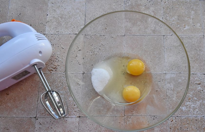 1. Этап. Дутые оладьи: В подходящую по размеру посуду вбейте два яйца, всыпьте сахар и соль. Для замешивания теста можно воспользоваться миксером или кухонной машиной.