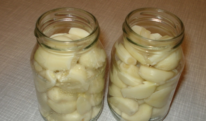 1. Этап. Закатка чеснока: Подготовьте чистые банки, разложите в них чеснок.