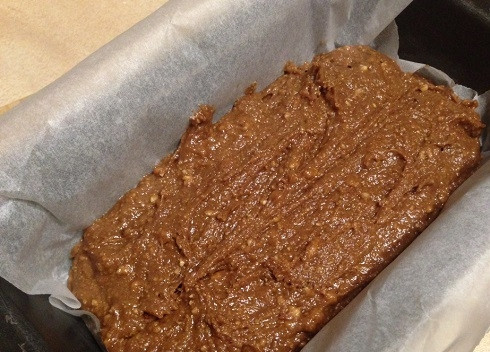 1. Этап. Шоколадный ПП-кекс: Форму для выпечки кекса застилаем пергаментом, выкладываем тесто, разравниваем. И мокрым ножом как бы прорезаем кекс посредине.