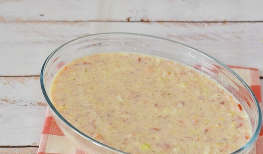 1. Этап. Запеканка из куриного фарша с вермишелью: Вылейте массу в форму для запекания. Размер моей формы - 25*30 см.