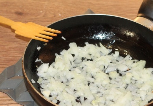 1. Этап. Вкусные ракушки с начинкой из индейки: 10. Обжариваем лук на разогретом растительном масле до золотистости, минуты 3.