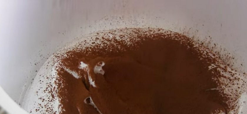 1. Этап. Печенье Поцелуйчики (очень вкусное безе): 2. Взбейте массу миксером до устойчивых пиков. Добавьте просеянное какао и натертый на мелкой терке черный шоколад. Аккуратно перемешайте массу лопаткой сверху вниз.