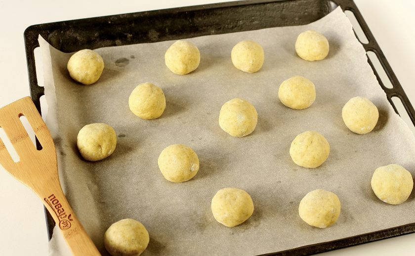 1. Этап. Печенье с тыквенными семечками: Затем отщипывая от теста кусочки, сформируйте шарики, размером с грецкий орех. Переложите заготовки на противень, застеленный пергаментом.