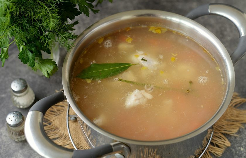 1. Этап. Уха из сибаса: Филе сибаса нарежьте небольшими кусочками, добавьте в уху вместе с мясом, которое отделили от костей. Положите лавровый лист, соль и перец по вкусу, варите не дольше 5 минут.