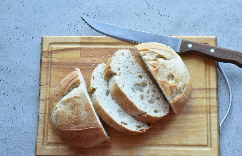 1. Этап. Тост с авокадо и тунцом: Хлеб нарежьте кусочками толщиной 1,5-2 см.