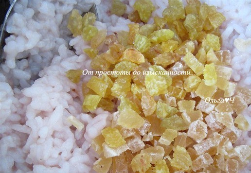 1. Этап. Коливо с клубничным джемом и миндалем: Всыпьте мелко нарезанные цукаты.