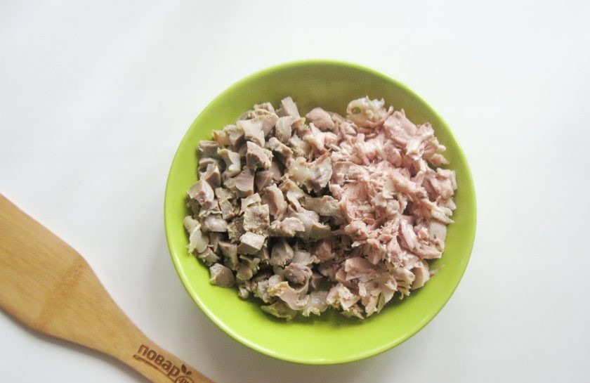 1. Этап. Солянка Ростовская: Куриные желудки и отварную курицу мелко нарежьте.