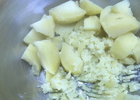 1. Этап. Постные картофельные вафли: 3. Готовый картофель нужно выложить в миску и размять вилкой.