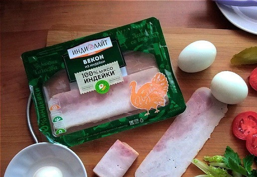 1. Этап. Яичный сэндвич: Готовим все продукты. Для закуски яйца нужно сварить вкрутую. Можно это сделать заранее. Бекон из индейки можно обжарить, что и написано у него на упаковке. Для себя я жарить не буду. Сворачиваем ломтик нарезанного бекона вчетверо - по величине разрезанного пополам яйца. Огурец нарезаем пластинами наискосок, а помидор - кругляшами. Для яиц нужно брать мелкие и помидоры, и огурцы, и листики салата.