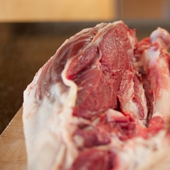 1. Этап. Баранья нога на гриле: 1. Для начала из бараньей ноги вырежьте кость. Разрежьте плоть и вытащите косточку.