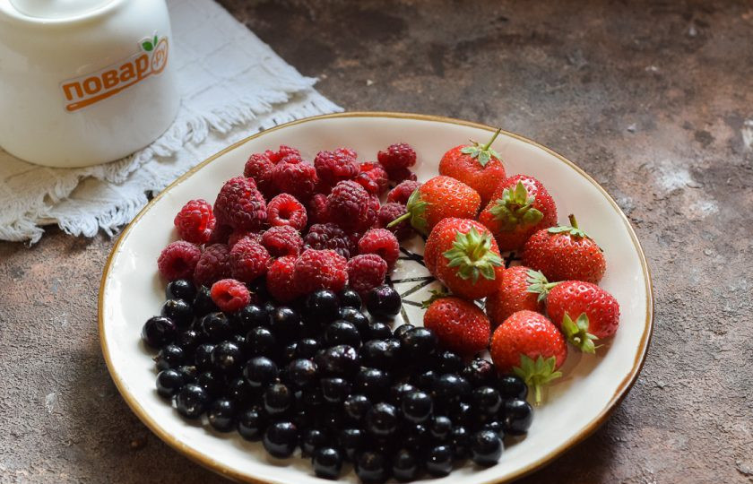 1. Этап. Компот из клубники, малины и смородины на зиму: Подготовьте ягоды и сахар.
