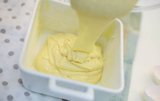 1. Этап. Бисквит на сметане: 4. Форму смажьте сливочным маслом. Если вы будете резать и промазывать кремом корж, тогда возьмите более объемную форму. В данном случае бисквит на сметане в домашних условиях будет только покрыт глазурью. В разогретую до 180 градусов духовку отправьте форму.