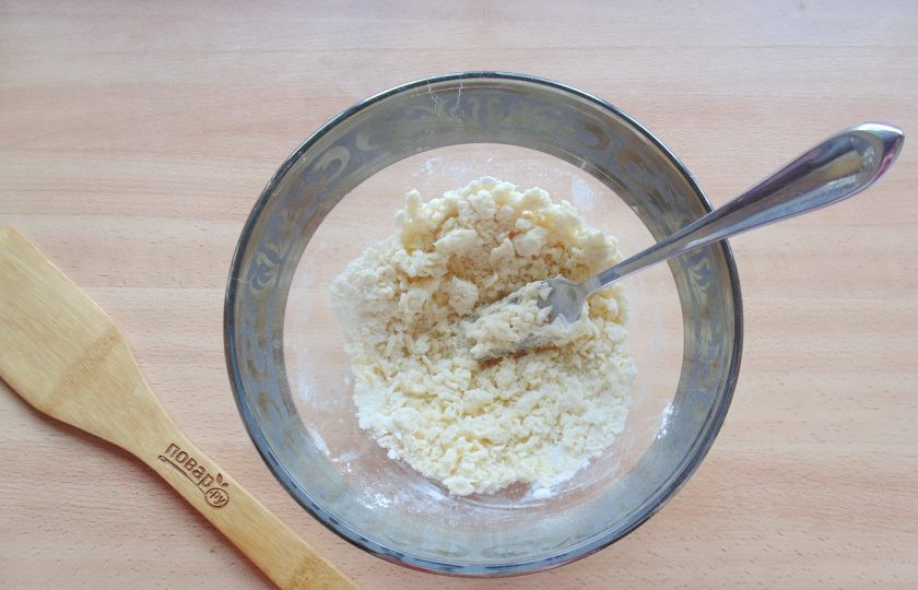 1. Этап. Кростата с вишней: Перемешайте вилкой сливочное масло, сахарную пудру и муку, превращая смесь в крошку.