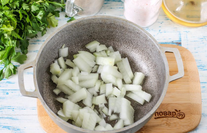 1. Этап. Грибной капучино: Лук нарежьте мелкими кубиками. Прогрейте в казане или в сотейнике растительное масло и выложите в него луковую нарезку. Обжарьте примерно 3-4 минуты до румяности и мягкости без добавления грибов.