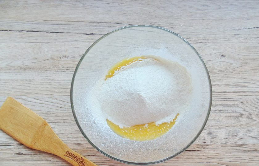 1. Этап. Булочки с яблоками и изюмом в духовке: Добавьте сахар, соль, яйцо и просеянную муку.