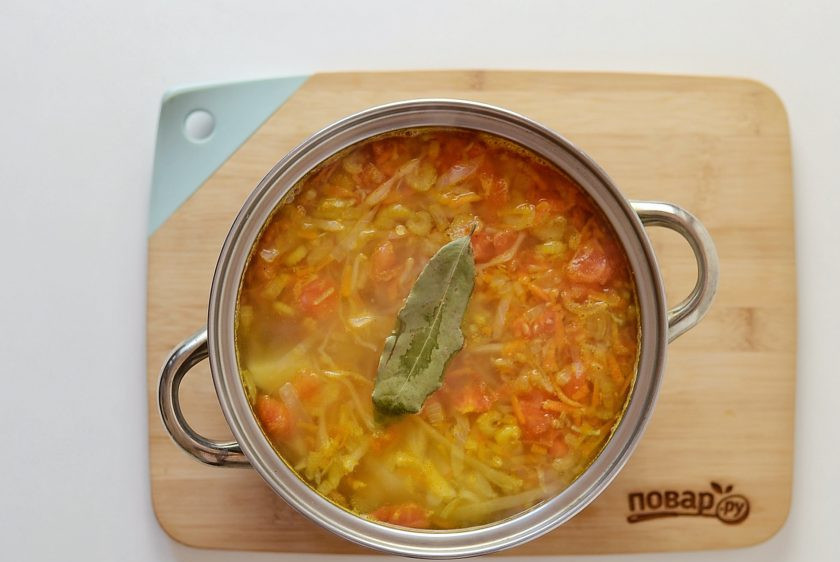 1. Этап. Овощной суп без мяса с капустой: Добавьте зажарку в кастрюлю, посолите и поперчите по вкусу. Добавьте лавровый лист. Варите суп на среднем огне до готовности картофеля и капусты. В конце добавьте мелко порубленный укроп.