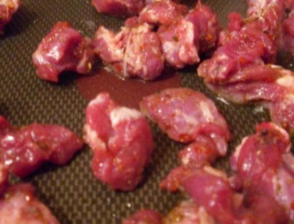 1. Этап. Вкусный суп из баранины: Мясо обжарьте на сковороде до корочки, затем в том же масле обжарьте лук.