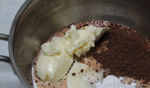 1. Этап. Шоколадный торт Для тебя: Для глазури все, кроме желатина и воды, выложить в сотейник, очень хорошо размешать, поставить на огонь. Постоянно мешая, довести до кипения. Желатин распустить в воде. Снять глазурь с огня, добавить распущенный желатин и дать остыть.