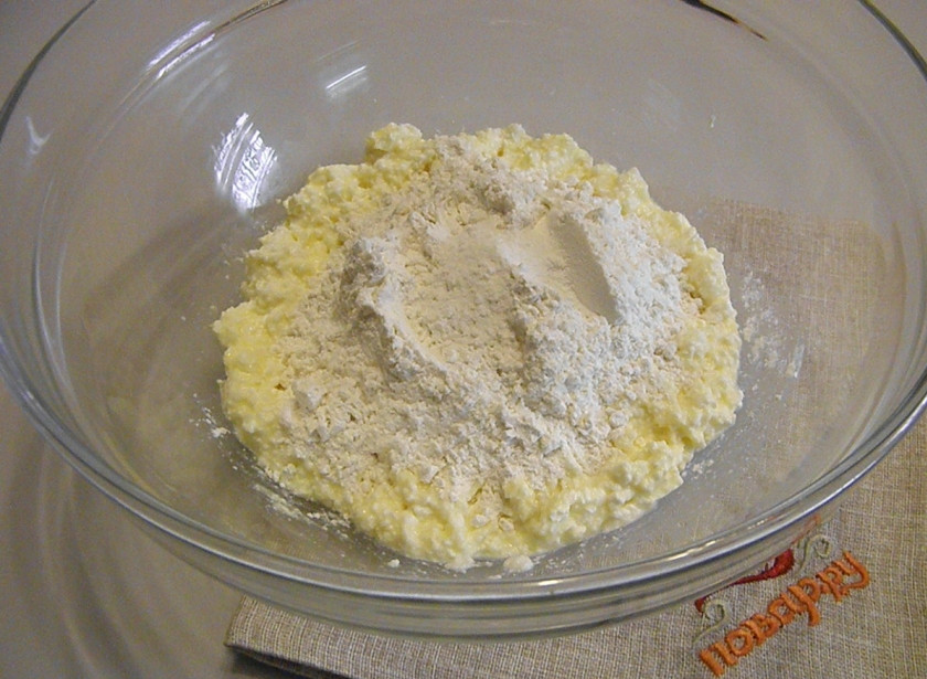 1. Этап. Вергуны на творожном тесте: Всыпьте муку, ванилин и соду, разрыхлитель или пекарский порошок (он готовится из соды и лимонной кислоты).