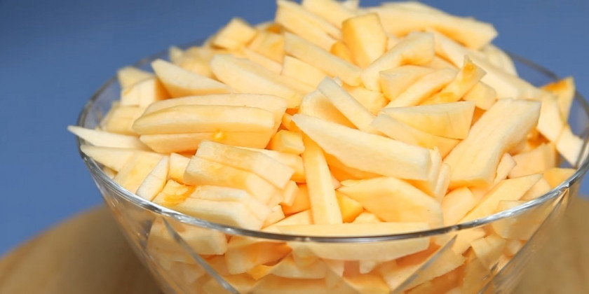 1. Этап. Салат из тыквы по-корейски: 1. Тыкву очистите от кожуры, вырежьте у неё сердцевину (с семечками) и нарежьте овощ соломкой. Хорошо просолите и оставьте в холодном месте на ночь, чтобы тыква пустила сок.