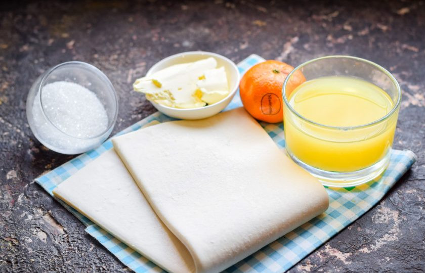 1. Этап. Слойки с мандаринами: Подготовьте ингредиенты. Духовку прогрейте, установите температуру 180 градусов.