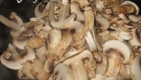 1. Этап. Лещ с грибами: 5. Затем приступаю к шампиньонам. Промываю под проточной водой, нарезаю их вдоль, обжариваю. Как и лук, шампиньоны должны приобрести золотистый оттенок.