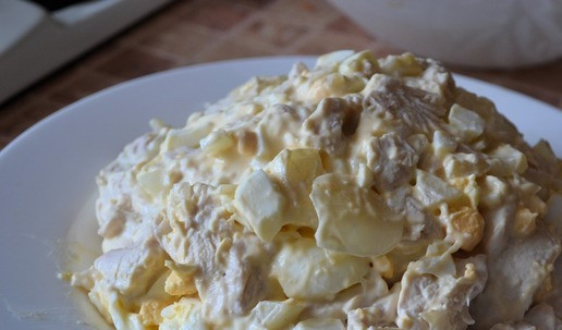 1. Этап. Салат Гнездо глухаря диетический: В плоское блюдо выложить салат в виде полусферы. Слегка примять.