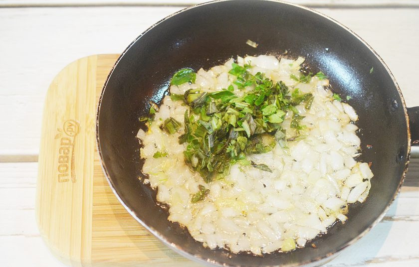 1. Этап. Свиные отбивные с шалфеем: 6. Нарежьте травы и добавьте к луку.